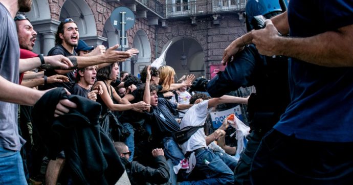 La Polizia manganella gli studenti anti-Meloni: “Basta, ci hanno rotto”