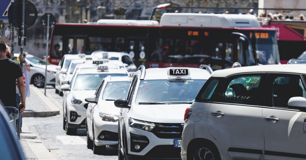 Licenze taxi, Salvini ai sindaci: “Non avete più scuse, potete aumentarle del 20%”. Gualtieri replica: “Decreto inutilizzabile”