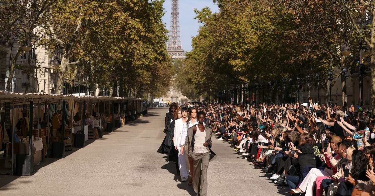 Una mattina al mercatino sostenibile di Stella McCartney: la sua sfilata alla Fashion Week di Parigi non è stata il solito défilé