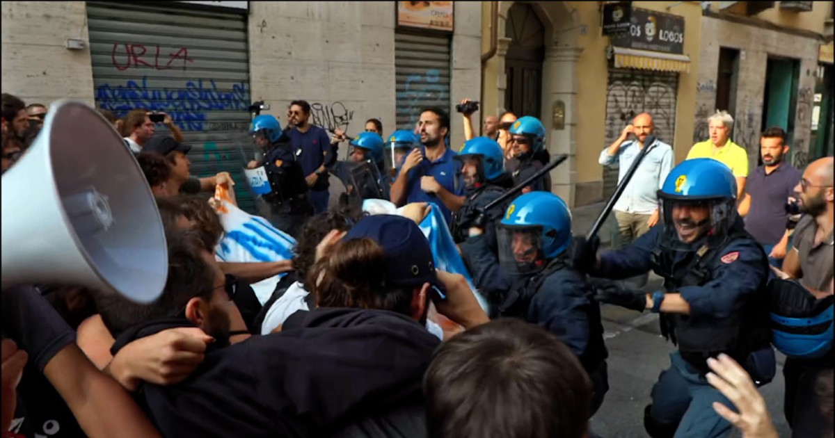 Meloni a Torino, studenti la contestano: “Non sei la benvenuta”. Lancio di uova e scontri con la polizia