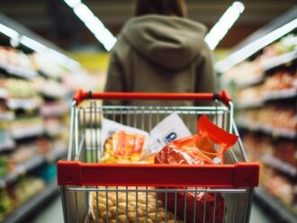 Copertina di Cresce ancora il costo del carrello della spesa: +3,2% a luglio. Accelerano alimentari (+3,7%) e trasporti (+3,3%)