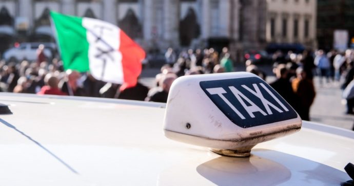 Copertina di Taxi, polemiche sul decreto. Asset Gualtieri: “Inutile”