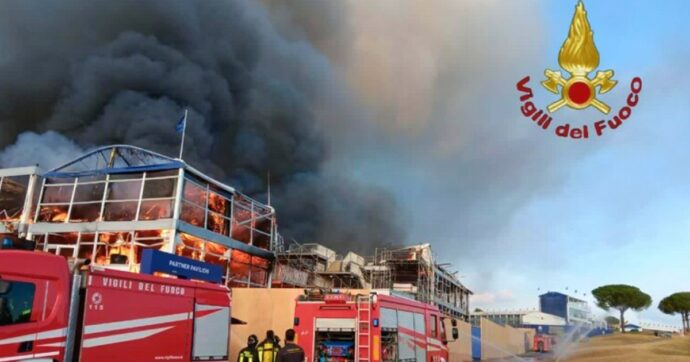 Incendio sulle tribune della Ryder Cup: struttura distrutta. Le fiamme fermate prima di bruciare i campi da golf