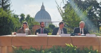 Copertina di Nobel, ecologisti, scrittori: gli amici del Papa contro “i politici che se ne infischiano” del clima