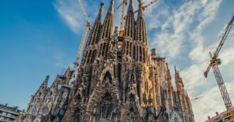 Copertina di Sagrada Familia di Barcellona, dopo 140 anni il capolavoro di Gaudí sarà finalmente compiuto: “Le quattro torri sono finite”