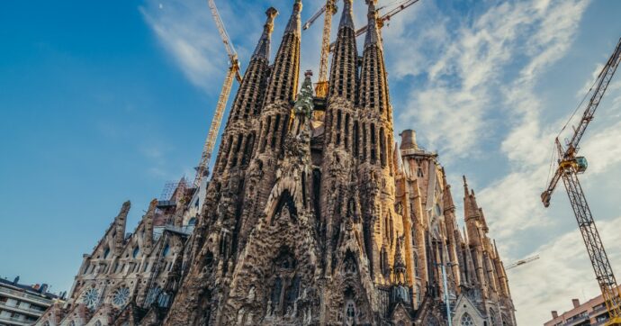 Sagrada Familia di Barcellona, dopo 140 anni il capolavoro di Gaudí sarà finalmente compiuto: “Le quattro torri sono finite”