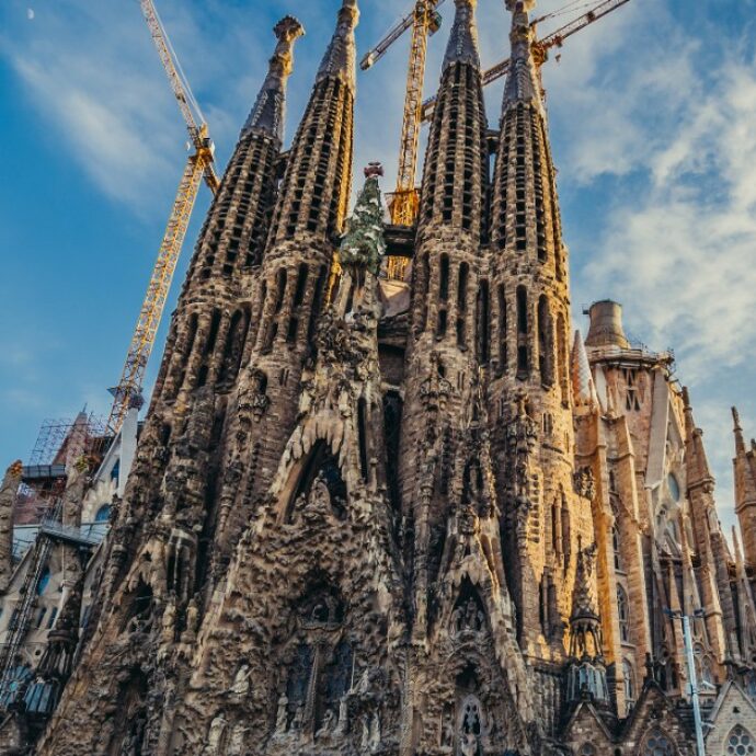 Sagrada Familia di Barcellona, dopo 140 anni il capolavoro di Gaudí sarà finalmente compiuto: “Le quattro torri sono finite”
