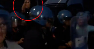Copertina di Chi ha girato il video postato da Salvini con la giudice Apostolico che nel 2018 protesta per la Diciotti? Un uomo che sta nel cordone di polizia | Le immagini da diverse angolazioni