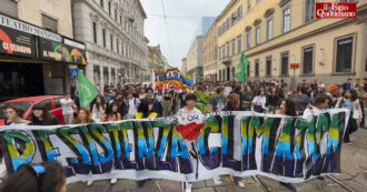 Copertina di “Meloni taglia i fondi per la crisi climatica, il governo sta tornando indietro”: le voci e il corteo dei Fridays for Future a Milano
