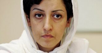 Copertina di Iran, la Nobel per la pace Narges Mohammadi rilasciata per tre settimane: “Motivi medici”