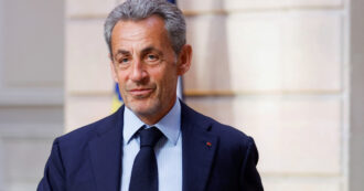 Copertina di Sarkozy di nuovo incriminato nel processo per i fondi libici: “Ha corrotto un testimone” e “ha partecipato a un’associazione criminale”