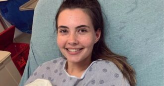 Copertina di E’ allergica all’acqua da quando aveva 8 anni, il dramma di Tessa: “Sotto la doccia rischio di svenire, il mio cuoio capelluto sanguina”