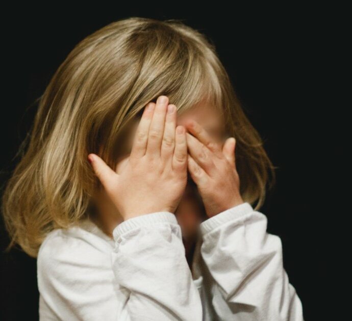 “Mia figlia non è stata invitata alla festa di compleanno, era in lacrime perché l’hanno esclusa davanti a tutti”: una madre si sfoga su Reddit