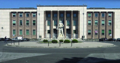 Copertina di Latina continua a vivere di simboli, perché il resto fa fatica