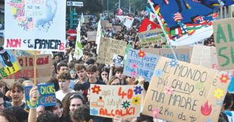 Copertina di Fridays for Future in piazza “Governano i negazionisti”