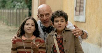 Copertina di Bisio, buona  la prima:  debutto non facile  su minori e Shoah