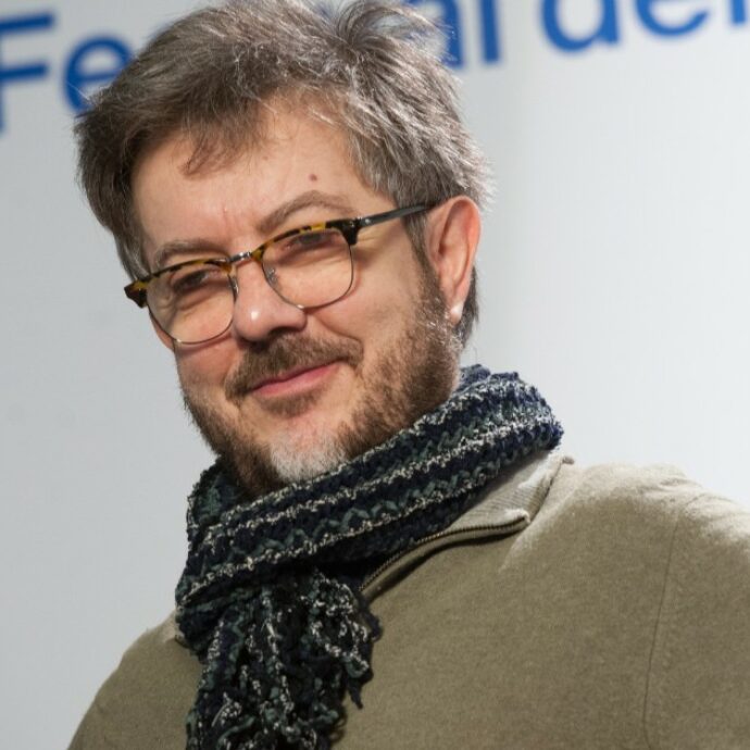 “Frasi volgari e sessiste incompatibili con i nostri valori”: Rocco Tanica fuori dal festival Terre Tagliamento dopo le esternazioni su Israele e Francesca Albanese