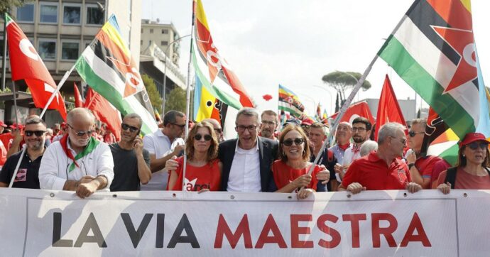 Cgil in piazza a Roma per la Costituzione con 100 associazioni (più Pd e M5s). Landini: “Qui comincia la lotta per cambiare il Paese”