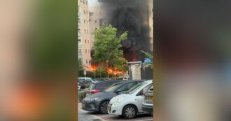 Copertina di Attacco di razzi da Gaza verso Israele, auto in fiamme e distrutte ad Ashkelon