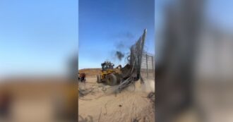 Copertina di Attacco a Israele, bulldozer palestinese distrugge la barriera di separazione con la Striscia di Gaza