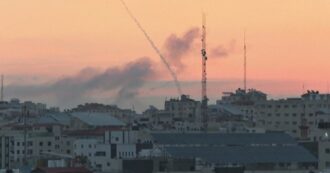 Copertina di Pioggia di razzi su Israele, l’attacco con le prime luci dell’alba: le immagini