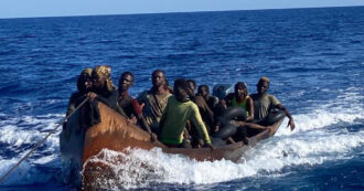 Copertina di Una coppia di bolognesi ultrasettantenni ha salvato 27 migranti in difficoltà su un gozzo al largo di Lampedusa