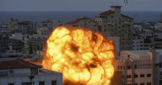 Copertina di Israele, i morti sono più di 700. Nuovi pesanti raid su Gaza. “Americani e tedeschi tra gli ostaggi”. Gli Usa muovono le portaerei