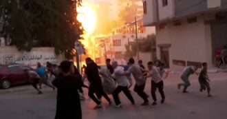 Copertina di Gaza, il missile israeliano distrugge un palazzo: la fuga dei palestinesi per mettersi in salvo