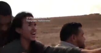 Copertina di Attacco a Israele, il drammatico video del rapimento di Noa Argamani: la ragazza si trovava al festival al confine con Gaza