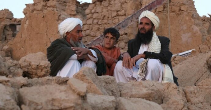 In Afghanistan duemila morti per il terremoto: in centinaia sepolti sotto le macerie