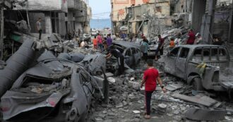 Copertina di Gaza, appello di 500 medici e operatori sanitari italiani: “Governo e l’Unione Europea premano per fermare la strage di civili”