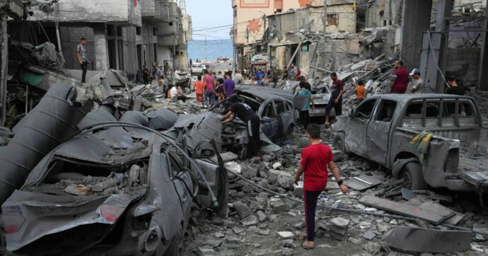 Gaza, appello di 500 medici e operatori sanitari italiani: “Governo e l’Unione Europea premano per fermare la strage di civili”