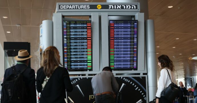 Sirene, razzi e voli cancellati: all’aeroporto Ben Gurion di Tel Aviv è caccia ai pochi posti per abbandonare il Paese