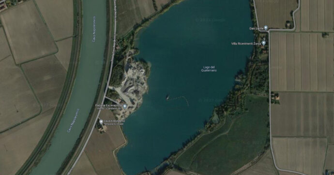 Elicottero cade in un lago nel Ferrarese. I testimoni: “Forte esplosione, visti dei vestiti galleggiare”