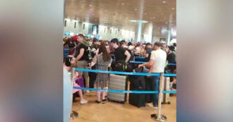 Copertina di Italiani in fuga da Israele, la folla all’aeroporto di Tel Aviv in attesa di un volo. Le immagini