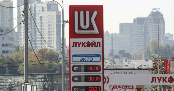 Lukoil, dirigente del colosso russo morto a 66 anni “per insufficienza cardiaca”. E’ il terzo decesso in un anno