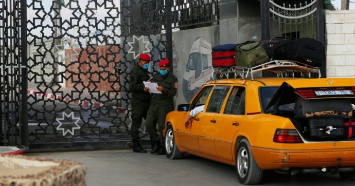 Israele: “Lasciate Gaza dal valico di Rafah”. Poi fa dietrofront e lo colpisce. L’Egitto conferma: resta chiuso