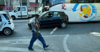Copertina di Si aggira in zona università mentre imbraccia un fucile a Palermo: era un’arma giocattolo