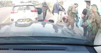 Copertina di La granata nel rifugio, poi i civili giustiziati: l’esecuzione dei miliziani di Hamas ripresa dalle telecamere