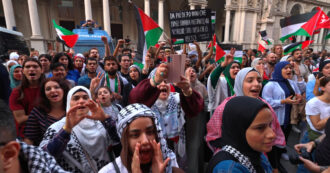 Copertina di A Milano il presidio pro-Palestina, cori contro Netanyahu: “Assassino”. Dal palco: “Occidente ipocrita, vogliamo giustizia”
