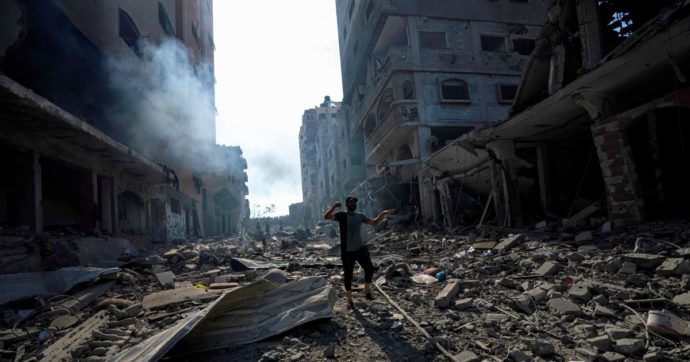 Israele lascia al buio Gaza e vara il governo di guerra