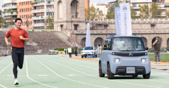 Copertina di Citroën Ami e Filippo Tortu, la sfida di velocità all’Arena di Milano. Ecco chi l’ha spuntata