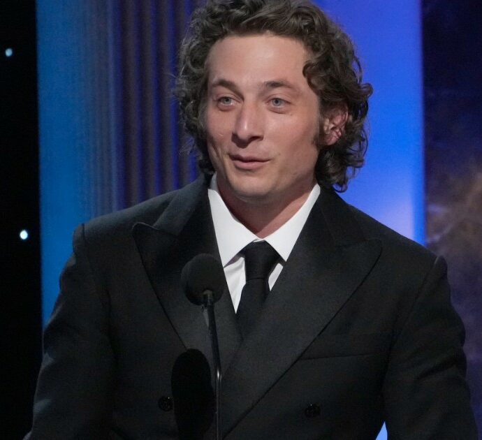 Jeremy Allen White dovrà fare l’alcol test 5 volte a settimana per vedere le sue figlie: l’accordo con l’ex moglie