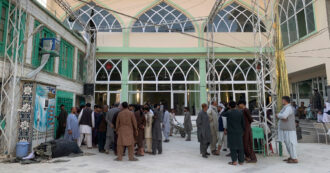 Copertina di Esplosione in una moschea sciita in Afghanistan: almeno 25 morti e 50 feriti. “Attacco suicida”