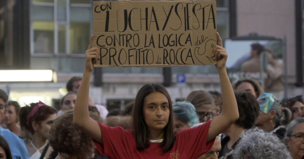 Roma, sit-in per la casa delle donne Lucha y Siesta: “Facciamo accoglienza e contrasto alla violenza ma la Regione vuole chiuderci”