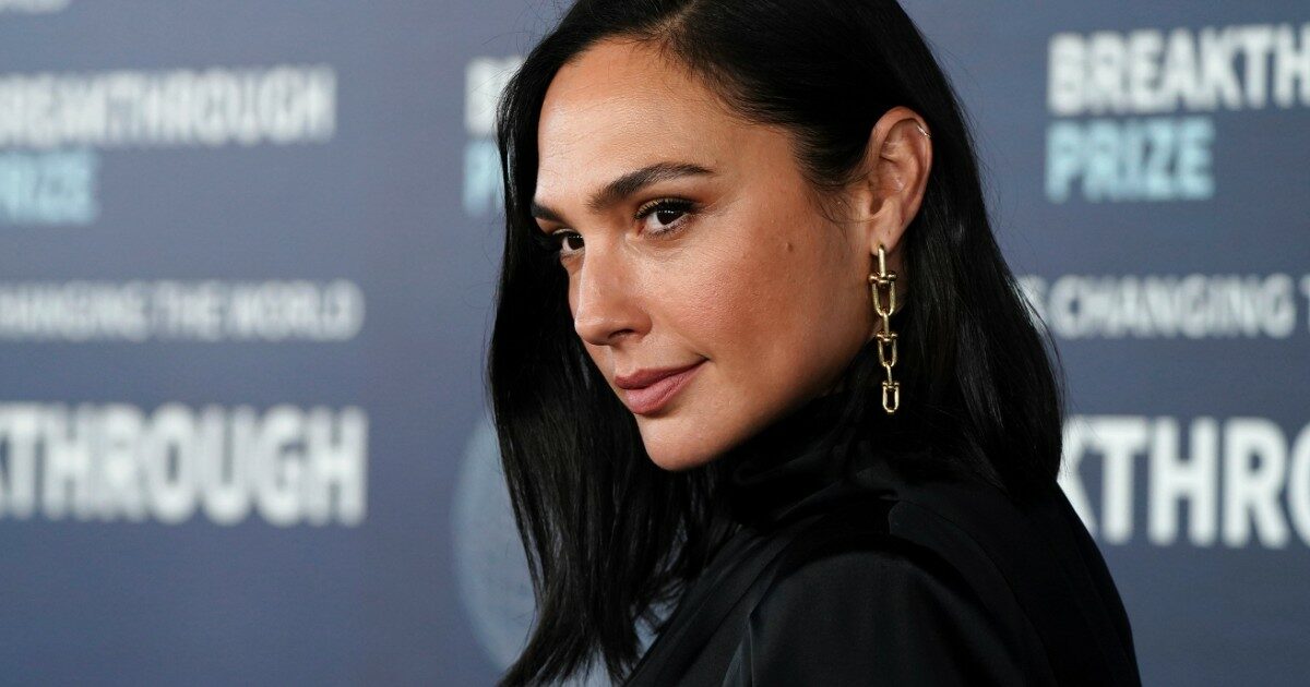 Gal Gadot: “Uccidere palestinesi e israeliani innocenti è orribile”. Scoppia la polemica e l’attrice di “Wonder Woman” cancella il post