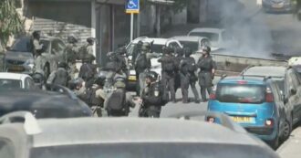 Copertina di Gerusalemme, scontri nella città vecchia dopo la preghiera del venerdì: forze israeliane usano i lacrimogeni