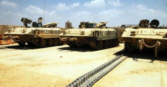 Copertina di Carri armati israeliani sono entrati a Gaza. Tel Aviv: “Raid su vasta scala nella Striscia”. Netanyahu in tv: “E’ solo l’inizio, Hamas pagherà”