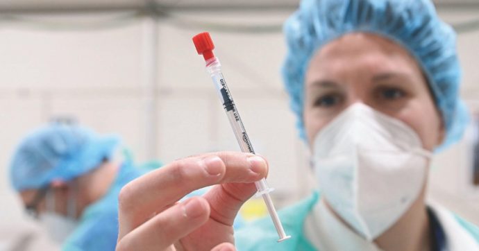 Covid, i contagi sono in calo (-5,7%) ma i morti +17,5%