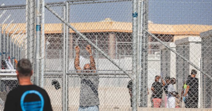 Migranti, il centro per i “rimpatri veloci” è vuoto. Ma i giudici di Catania non c’entrano: “Alla Questura mancano i mezzi”